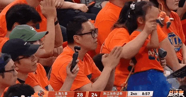 王哲林一罚不中后上海球迷做出祈祷动作，随后第二罚稳稳命中